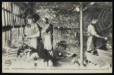 Postkarte, die eine Werkstatt von Schlossern in Monistrol sur Loire, Le Puy-en-Velay, um 1900 darstellt